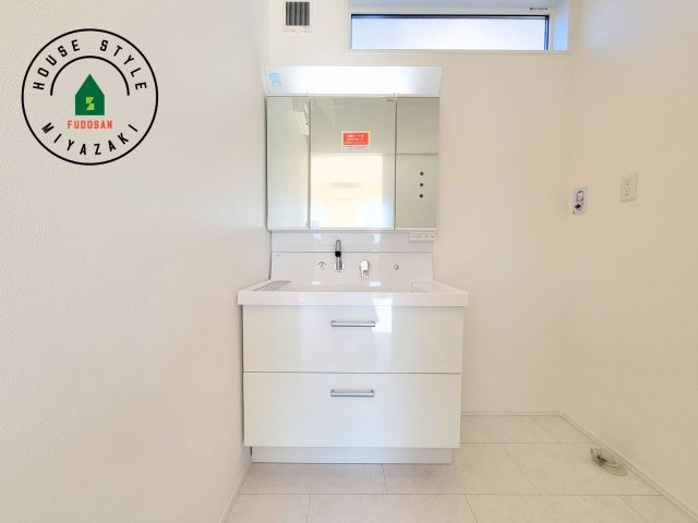 FelidiaGarden　宮崎市郡司分(2号棟）の独立洗面台|毎日使うものだから清潔な空間を保ちたい水回り。洗面にはそんな願いを解消させてくれる収納アイデアが満載です。三面鏡の裏側にはキャビネットが現れ小物から背の高い物まで収納できます。