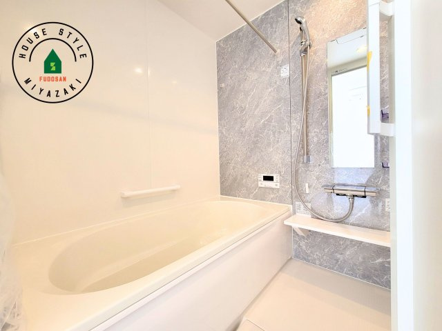 FelidiaGarden　宮崎市郡司分(2号棟）の浴室|1日の疲れを癒してくれる広々バスルーム。雨の日のお洗濯にも大活躍な浴室乾燥機付です！