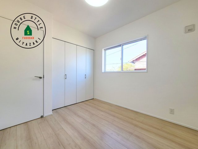 FelidiaGarden　宮崎市郡司分(2号棟）の洋室|柔らかい陽光が差し込む明るいお部屋を演出する設計。彩光の取れる窓が気持ちの良いお部屋を創り上げます。