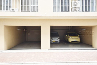 【駐車場】 | マンションの駐車場スペース。空きの有無や駐車料金、サイズ規定などについては、改めてお問い合わせください。～即日のご見学可能～　お問合せはお気軽にどうぞ。