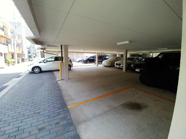 ハイツ本山南の駐車場