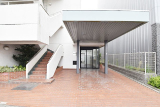 【エントランス】 | お客様を、そして住人を出迎えてくれるマンションのエントランス。ゴミが落ちていないことからも、管理状態の良さや住民の節度の高さが見て取れます。～即日のご見学可能～　お問合せはお気軽にどうぞ。