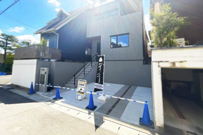 【外観】 | 宇治市宇治半白　新築戸建 | 玄関には宅配ボックスが設けられているので、不在時でも荷物の受取りができ助かります(^^)/