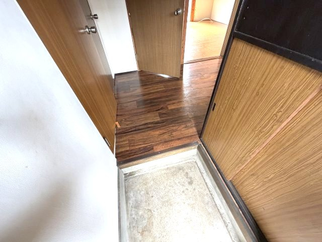 アタゴコーポラスの玄関|収納もある玄関です