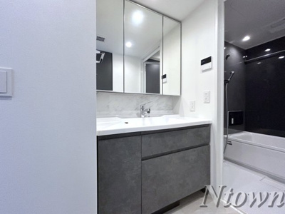 【独立洗面台】 | グランパセオ名駅那古野 | 独立洗面台、小物を置くことができて便利です