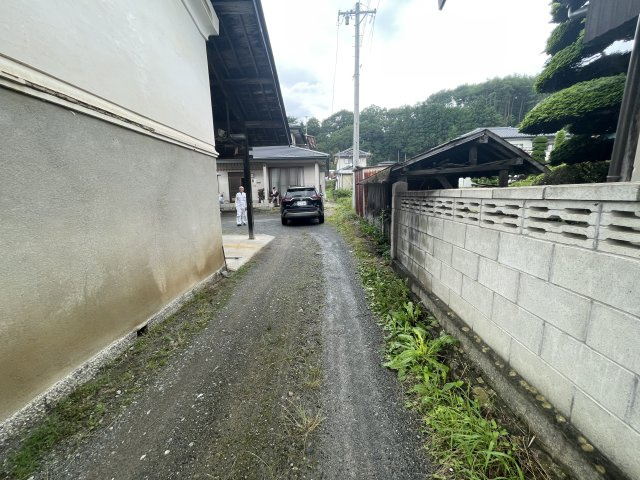 伊那市美篶　中古住宅の前面道路含む現地写真