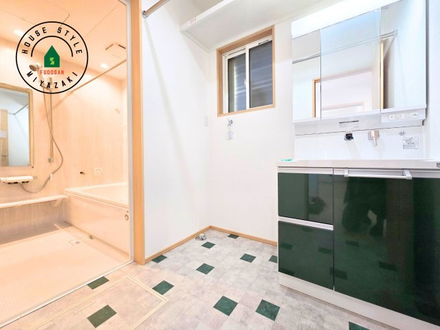 宮崎市田野町井倉モデル（3号棟）の脱衣所|ゆとりの洗面スペースで朝の身支度もスムーズに。暮らしを快適に変えるシャワー付洗面台です！