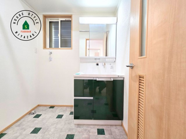 宮崎市田野町井倉モデル（3号棟）の独立洗面台|毎日使うものだから清潔な空間を保ちたい水回り。洗面にはそんな願いを解消させてくれる収納アイデアが満載です。三面鏡の裏側にはキャビネットが現れ小物から背の高い物まで収納できます。