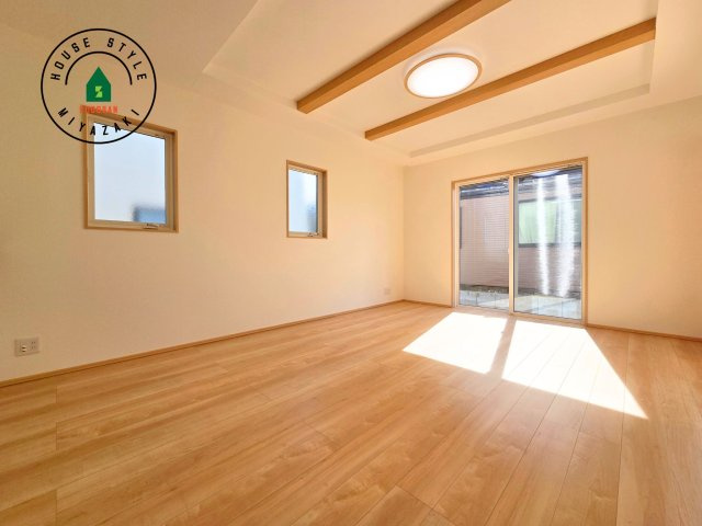 宮崎市田野町井倉モデル（3号棟）の居間・リビング|温かい太陽が差し込みます。