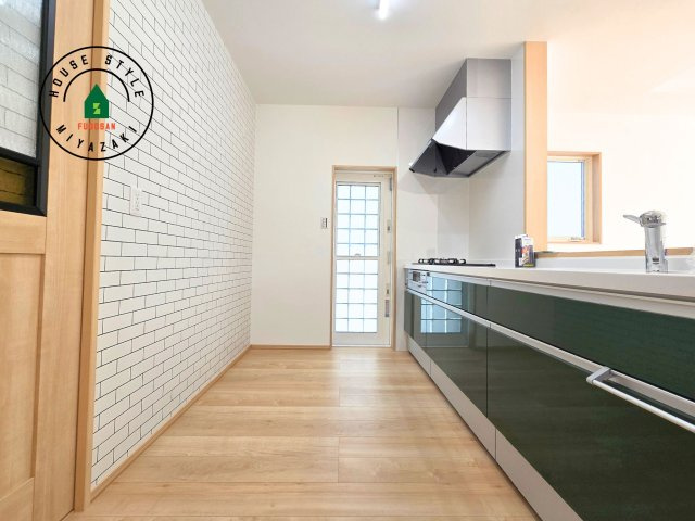 宮崎市田野町井倉モデル（3号棟）のキッチン|ダイニングテーブルへの配膳がラクラク、お料理はかどるカウンター付きシステムキッチン！