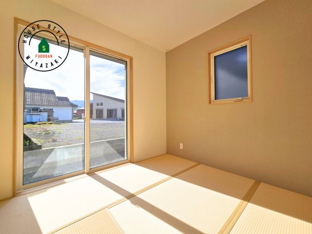 宮崎市田野町井倉モデル（3号棟）の和室|和室を上手に活用すると暮らし方の幅が広がります。例えば普段は開け放して、子供の小さいうちはお昼寝や遊びのスペースに。畳はソフトなので転んでもケガをしにくく安心です