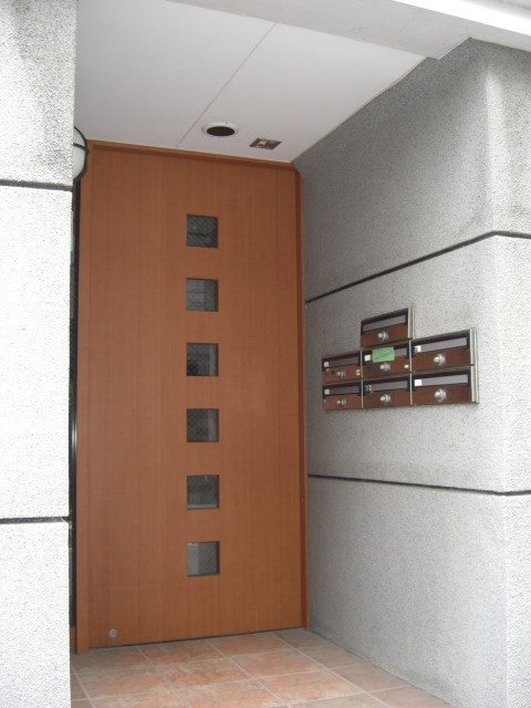 アヴニールAKISHINのエントランス