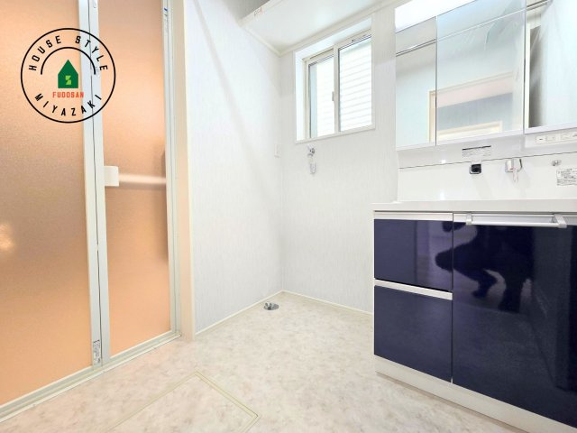 宮崎市田野町井倉モデル（4号棟）の脱衣所|ゆとりの洗面スペースで朝の身支度もスムーズに。暮らしを快適に変えるシャワー付洗面台です！