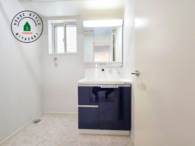 宮崎市田野町井倉モデル（4号棟）の独立洗面台|毎日使うものだから清潔な空間を保ちたい水回り。洗面にはそんな願いを解消させてくれる収納アイデアが満載です。三面鏡の裏側にはキャビネットが現れ小物から背の高い物まで収納できます。