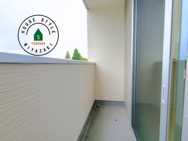宮崎市田野町井倉モデル（4号棟）のバルコニー|風をしっかりと感じられるバルコニーでは、毎日が洗濯日和です。広々としているので洗濯も楽しくなるでしょうし、気分転換にバルコニーからの眺めを楽しむのもいいでしょう。