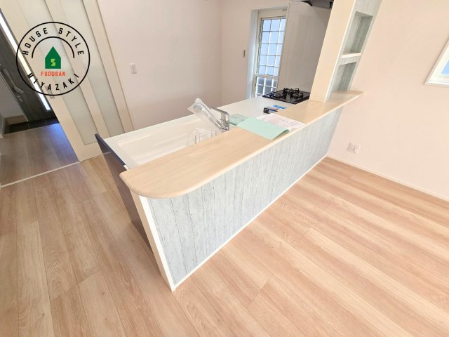 宮崎市田野町井倉モデル（4号棟）のダイニング|キッチンから立ち込める香りが今日の料理を期待させます。