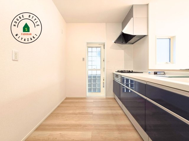 宮崎市田野町井倉モデル（4号棟）のキッチン|ダイニングテーブルへの配膳がラクラク、お料理はかどるカウンター付きシステムキッチン！