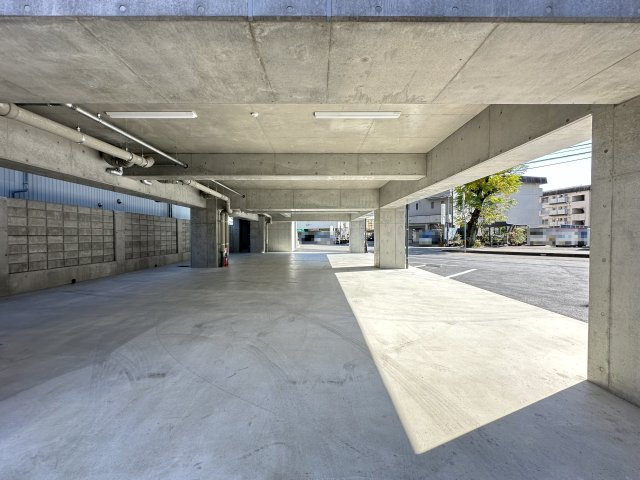 レ・メニュアール薊野の駐車場