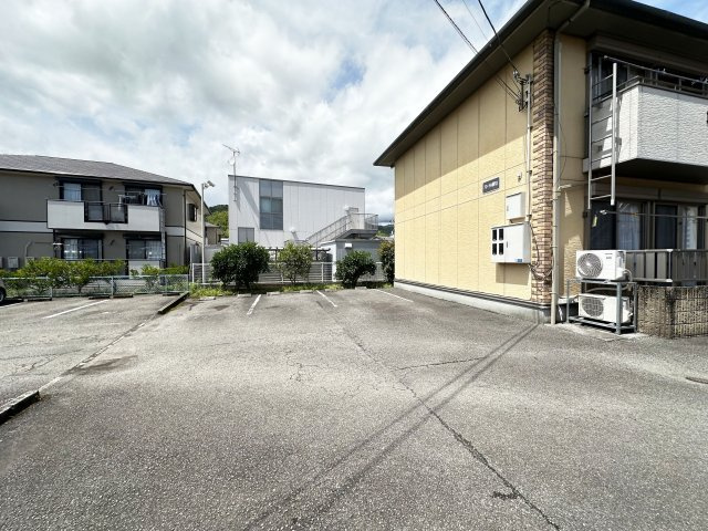 フローラル薊野Ⅲの駐車場