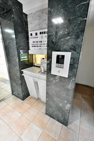 ファミール心斎橋EASTのロビー