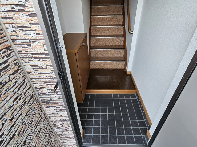 三木市平田のアパートの玄関