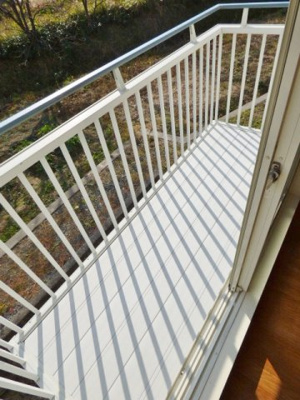 【バルコニー】 | メゾン常盤 | 風通しの良い格子タイプの手摺。洗濯バサミを挟みやすいポール付。