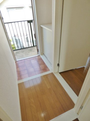 【玄関】 | メゾン常盤 | 玄関からすぐ扉があるので、急な来客にもお部屋の中を見られず安心。