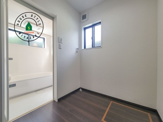 都城市乙房町（D号棟）の脱衣所|ゆとりの洗面スペースで朝の身支度もスムーズに。暮らしを快適に変えるシャワー付洗面台です！