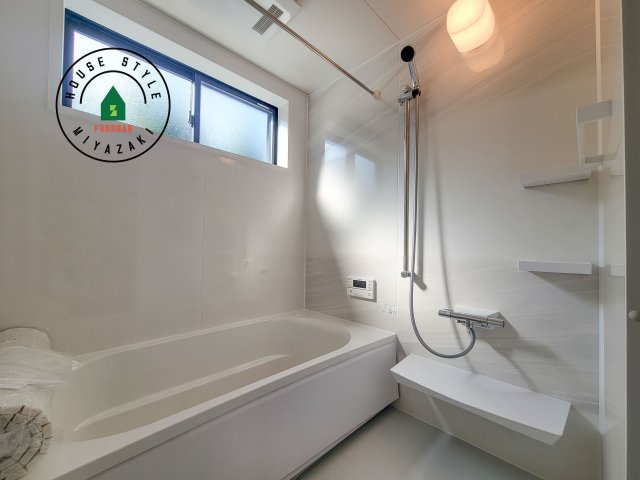 都城市乙房町（D号棟）の浴室|1日の疲れを癒してくれる広々バスルーム。雨の日のお洗濯にも大活躍な浴室乾燥機付です！