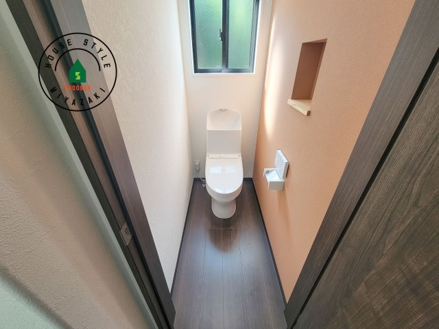 都城市乙房町（D号棟）のトイレ|温水洗浄便座を完備しております。