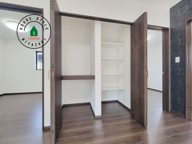 都城市乙房町（D号棟）の収納|リビング収納も充実しています。