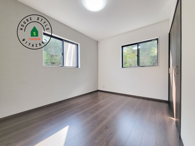 都城市乙房町（D号棟）の寝室|主寝室には収納力に優れたクローゼットがありますので、お部屋もすっきり片付きます。