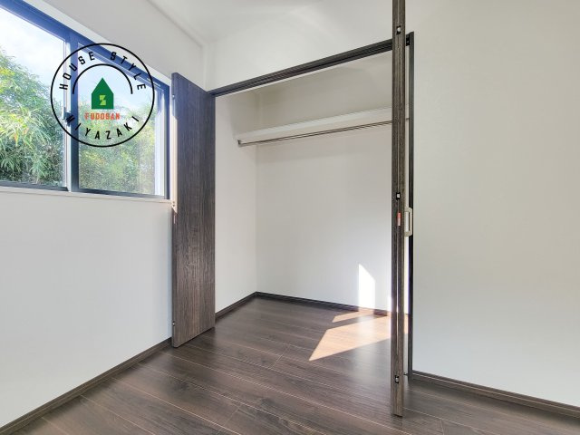 都城市乙房町（D号棟）の収納|洋服や大きな荷物が多い方や人数の多いご家族などは、一般的なクローゼットよりもウォークインクローゼットのほうが使い勝手が良いです。