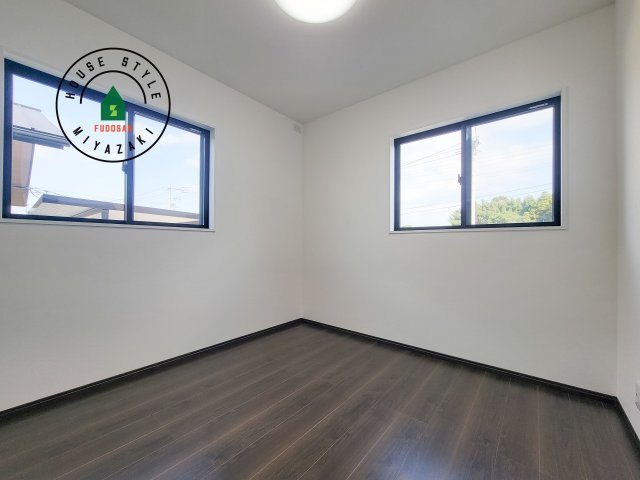 都城市乙房町（D号棟）の洋室|柔らかい陽光が差し込む明るいお部屋を演出する設計。彩光の取れる窓が気持ちの良いお部屋を創り上げます。