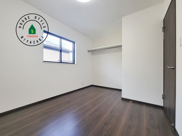 都城市乙房町（D号棟）の子供部屋|穏やかな光が差し込む室内には、穏やかな時間が流れます。