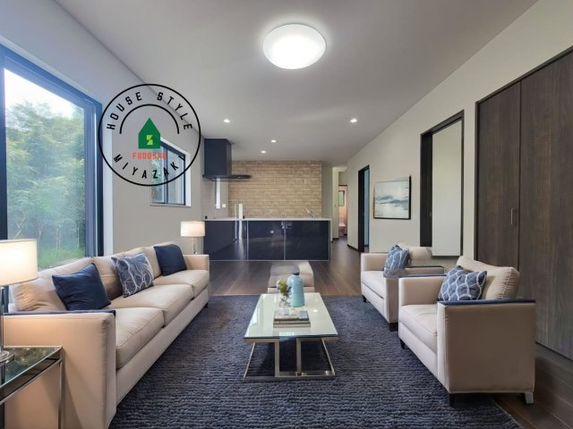 都城市乙房町（D号棟）の居間・リビング|明るく開放的なリビングダイニングは豊かな陽光が注ぎ込み、やすらぎの空間を演出してくれます。ご家族で楽しいひとときをお過ごし下さい。※家具はCGを合成したものです。