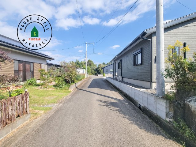 都城市乙房町（D号棟）の前面道路含む現地写真|前面道路は閑静な住宅地をはしる車通りの少ない道路。お車の出し入れが苦手なママや小さなお子様にも安心ですね。しっかり舗装もされているので、ベビーカーや自転車で通っても快適に通行できます。