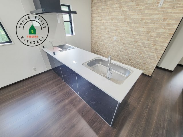 都城市乙房町（D号棟）のダイニング|キッチンから立ち込める香りが今日の料理を期待させます。