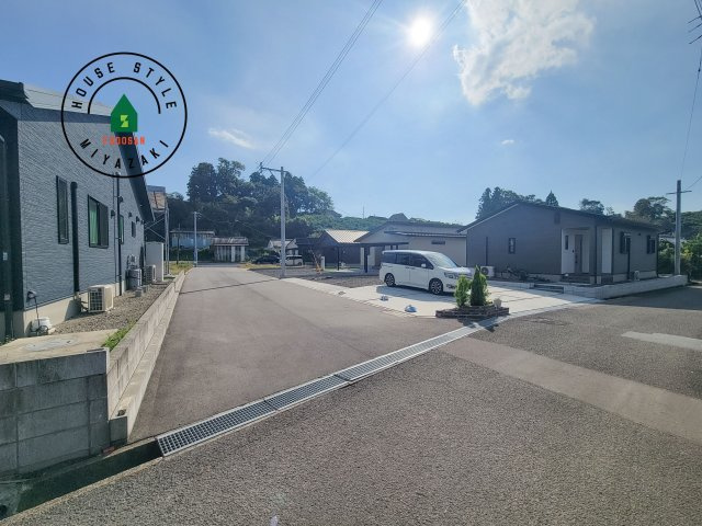 都城市乙房町（D号棟）の前面道路含む現地写真|見学の時間などお気軽にお問い合わせ下さい。