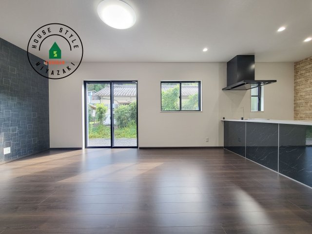 都城市乙房町（D号棟）の居間・リビング|多くの時間を過すことになるリビングだからこそ、いつも穏やかな空間・解放感が味わえ毎日が充実します。