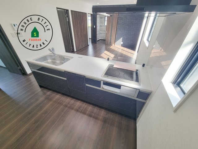 都城市乙房町（D号棟）のキッチン|ご家族を近くに感じられる対面キッチンのLDK。会話もはずみそうですね。