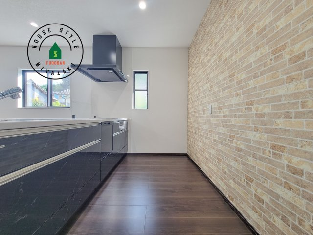 都城市乙房町（D号棟）のキッチン|ダイニングテーブルへの配膳がラクラク、お料理はかどるカウンター付きシステムキッチン！