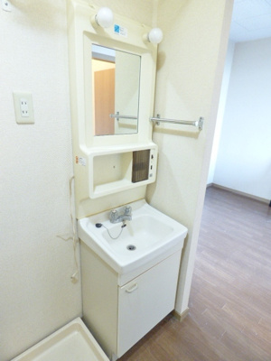 【洗面所】 | サンガーデンＫＯＢＡＹＡＳＨＩ　Ｃ棟 | 独立洗面台があり、朝の支度も便利です！　※掲載画像は同タイプの室内画像のためイメージとしてご参照くだ