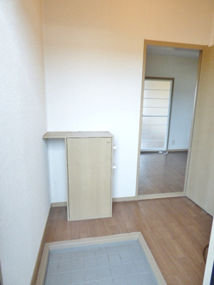 【玄関】 | サンガーデンＫＯＢＡＹＡＳＨＩ　Ｃ棟 | 玄関入ってすぐに扉があり、来客から部屋の中が見えません♪　※掲載画像は同タイプの室内画像のためイメー