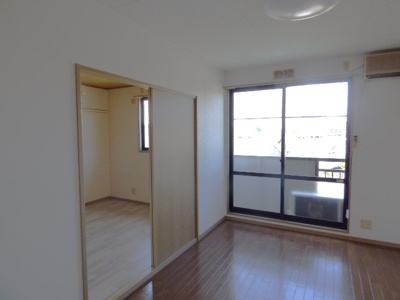 【居間・リビング】 | サンガーデンＫＯＢＡＹＡＳＨＩ　Ｃ棟 | 採光良好♪エアコン１台付き！　※掲載画像は同タイプの室内画像のためイメージとしてご参照ください。