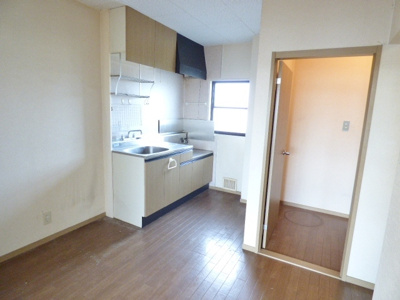 【内装】 | サンガーデンＫＯＢＡＹＡＳＨＩ　Ｃ棟 | キッチンスペースには窓があるので、匂いもこもりにくいです。※掲載画像は同タイプの室内画像のためイメー