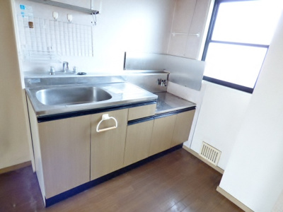 【キッチン】 | サンガーデンＫＯＢＡＹＡＳＨＩ　Ｃ棟 | キッチンは調理スペースもあり、横には冷蔵庫もしっかり置けます！　※掲載画像は同タイプの室内画像のため