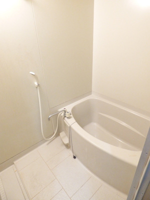 【浴室】 | サンガーデンＫＯＢＡＹＡＳＨＩ　Ｃ棟 | 排水溝が大きくゴミの掃除がしやすいので清潔に保ちやすいです♪　※掲載画像は同タイプの室内画像のためイ