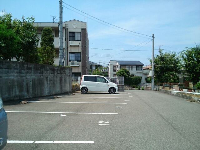 フロイデヴォーヌングの駐車場