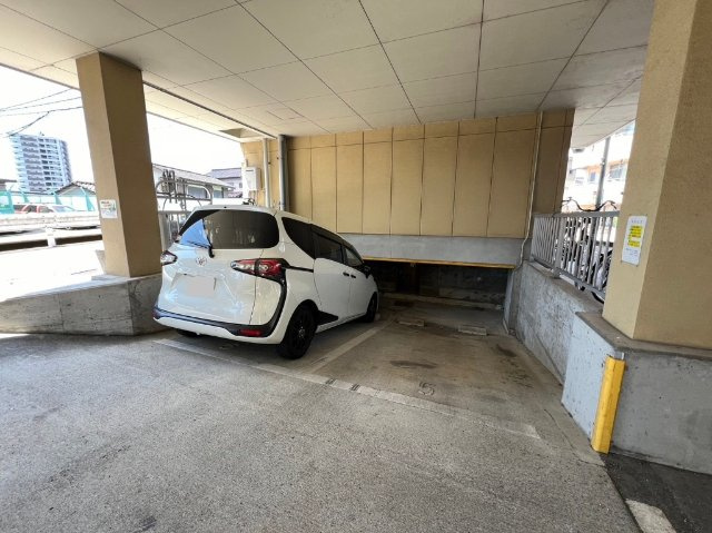 ハイツM2の駐車場
